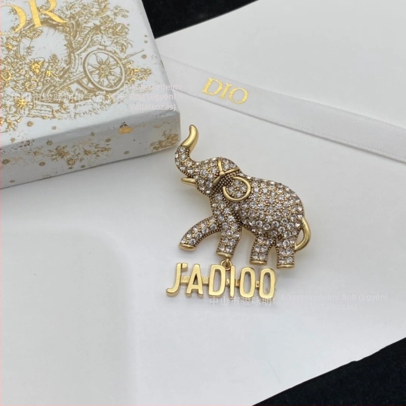 Sárgaréz brooch elefánt motívummal, diament bevonattal és bojtokkal, retro stílus, formák: állatok és betűk, eredet: Shanwei