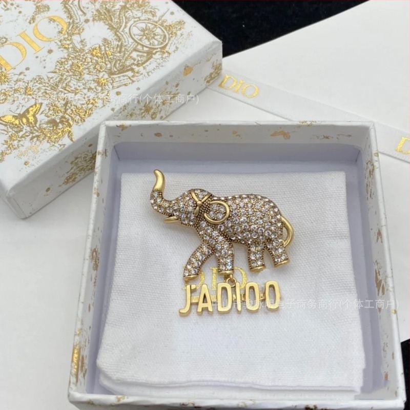 Sárgaréz brooch elefánt motívummal, diament bevonattal és bojtokkal, retro stílus, formák: állatok és betűk, eredet: Shanwei