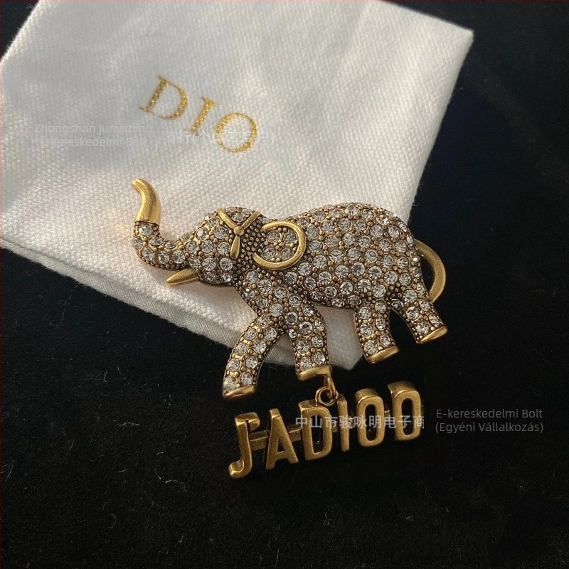 Sárgaréz brooch elefánt motívummal, diament bevonattal és bojtokkal, retro stílus, formák: állatok és betűk, eredet: Shanwei