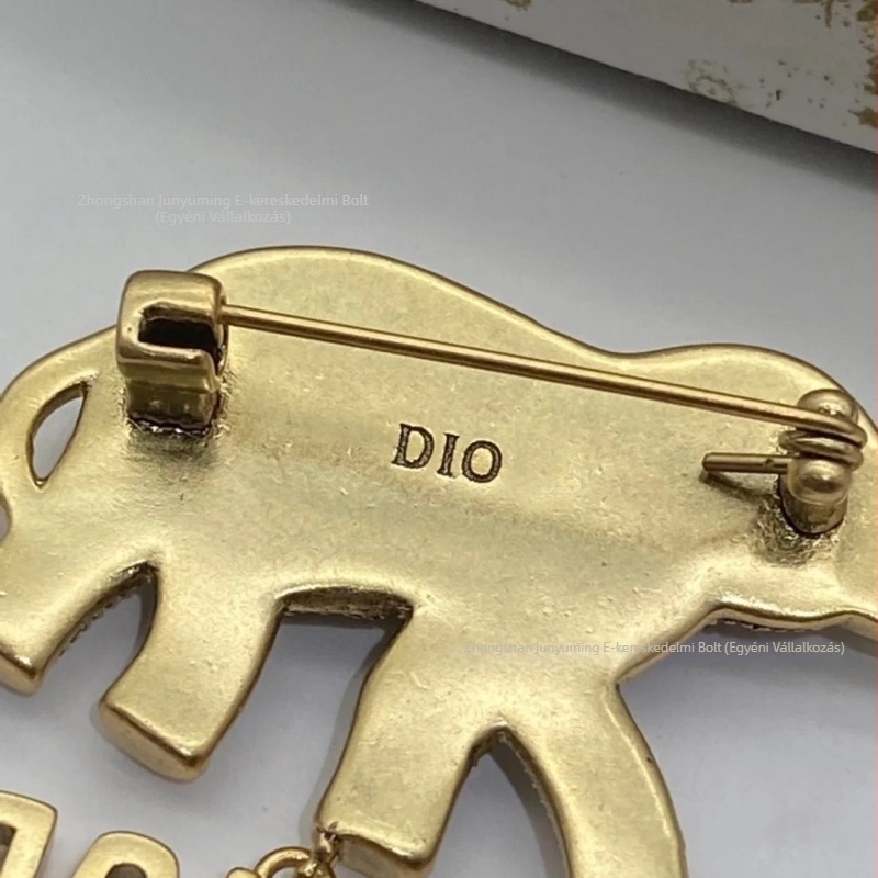 Sárgaréz brooch elefánt motívummal, diament bevonattal és bojtokkal, retro stílus, formák: állatok és betűk, eredet: Shanwei