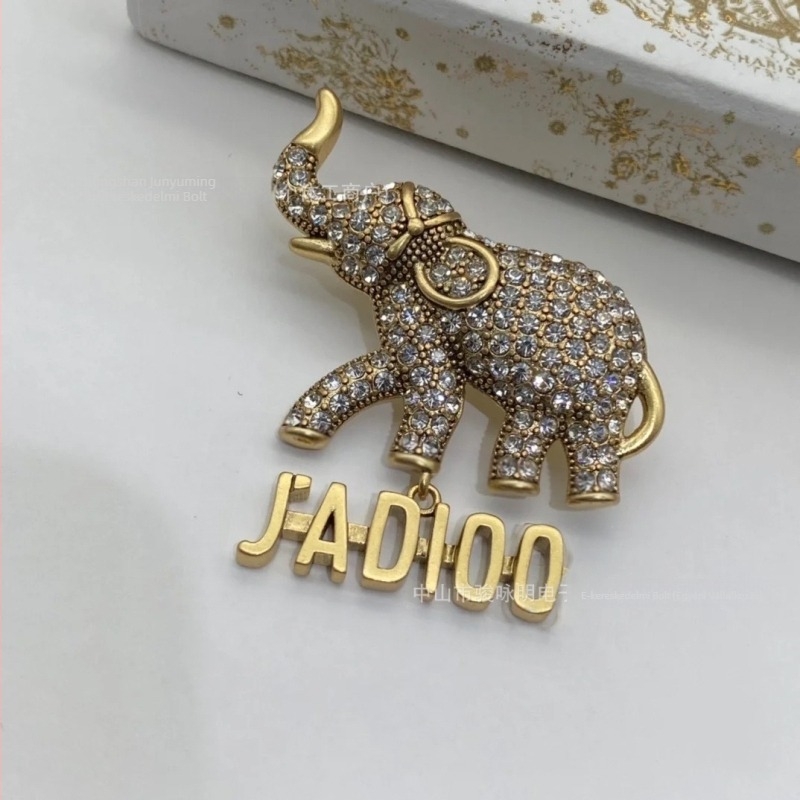 Sárgaréz brooch elefánt motívummal, diament bevonattal és bojtokkal, retro stílus, formák: állatok és betűk, eredet: Shanwei