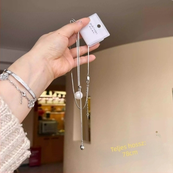 Ötvözetből készült nyaklánc ezüst- vagy aranybevonattal, szövött kivitelben, medál mesterséges gyöngyökkel, pasztorális stílus.