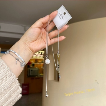 Ötvözetből készült nyaklánc ezüst- vagy aranybevonattal, szövött kivitelben, medál mesterséges gyöngyökkel, pasztorális stílus.