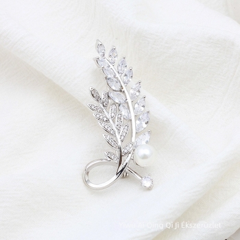 Réz brooch cirkóniával és gyöngggyel, virágmotívummal, sálra, uniszex divatkiegészítő, kettős használat