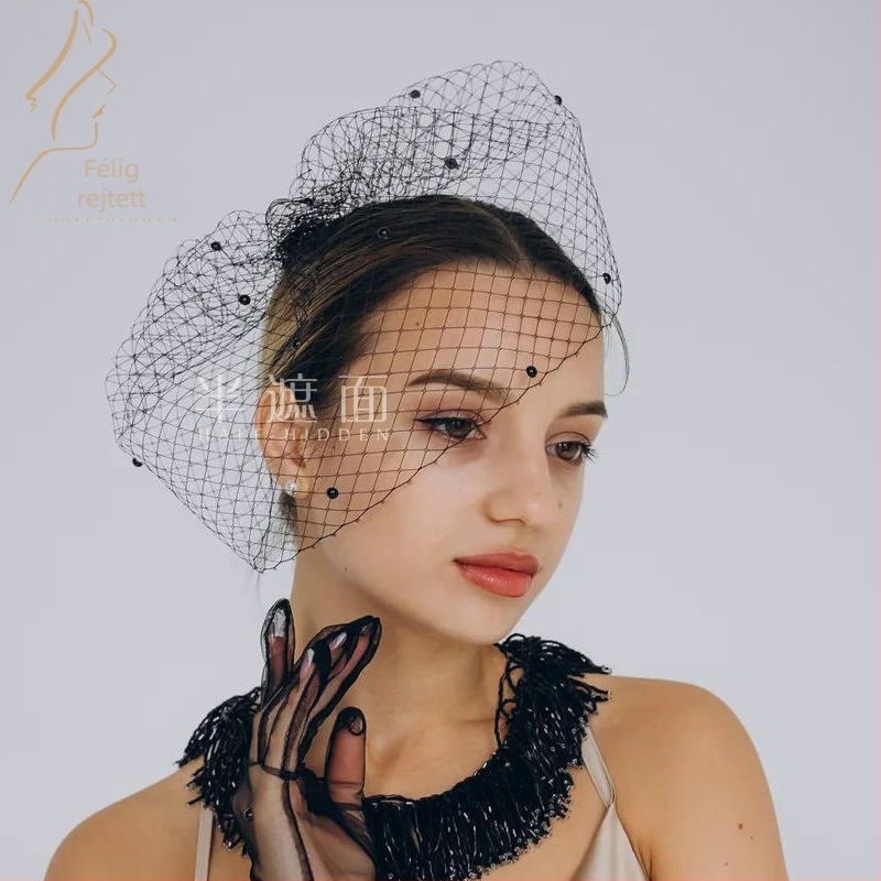 Menyasszonyi fejdísz hálós anyagból, arcfedő fátyollal, kézzel készített gyöngyökkel