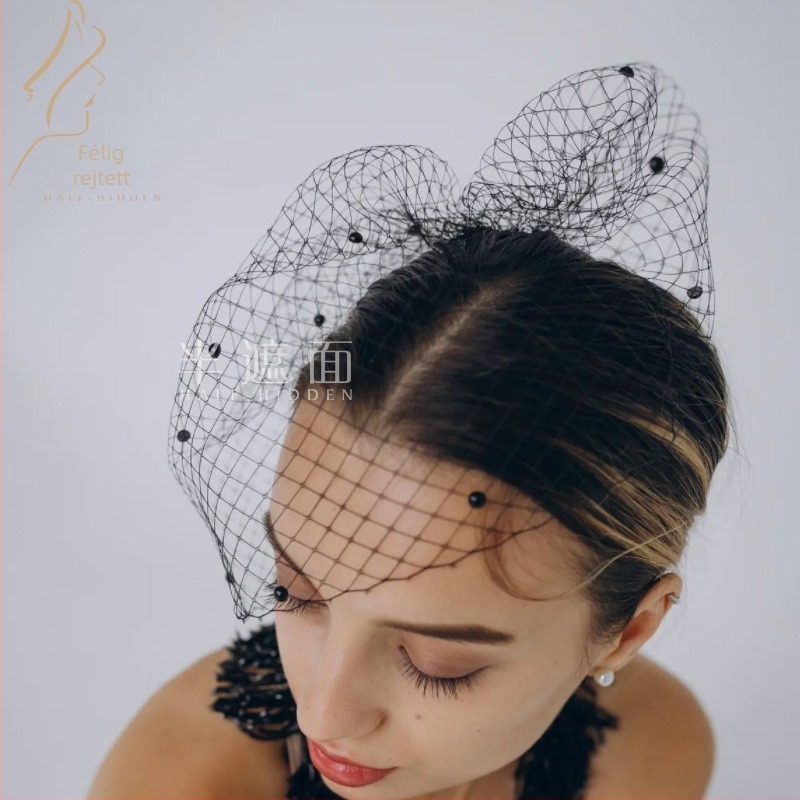 Menyasszonyi fejdísz hálós anyagból, arcfedő fátyollal, kézzel készített gyöngyökkel