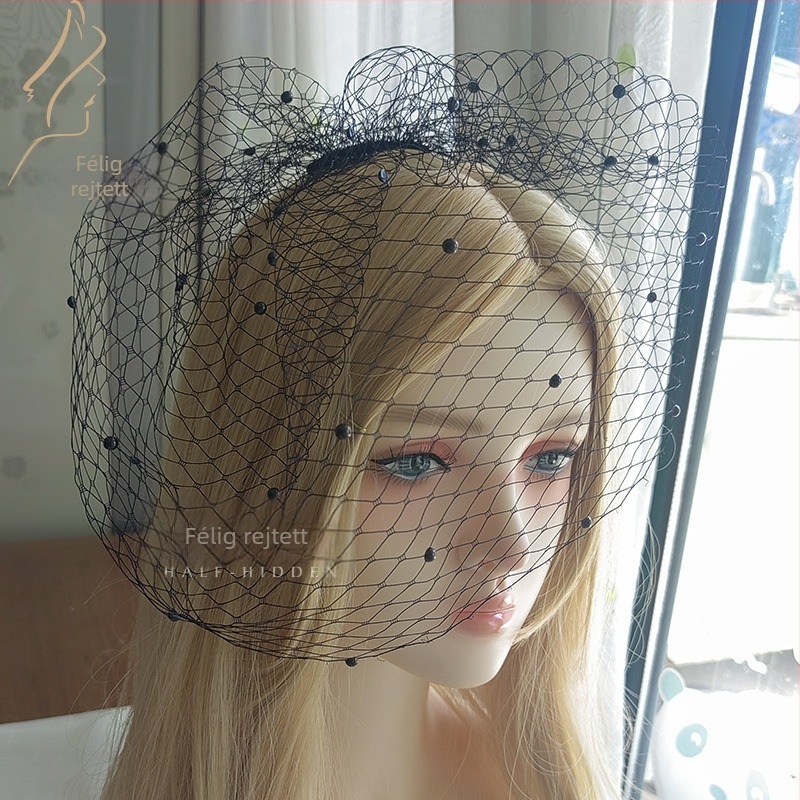 Menyasszonyi fejdísz hálós anyagból, arcfedő fátyollal, kézzel készített gyöngyökkel