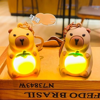 Kulcstartó medál műanyag capybara ölelős lámpával, 14+ éveseknek, márka Good Orange Music