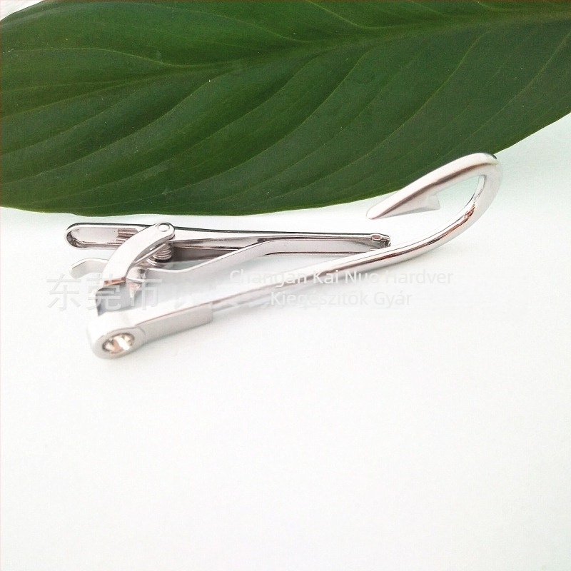 Horgos formájú nyakkendőkapocs, retro stílusú, gyémántokkal díszített, réz