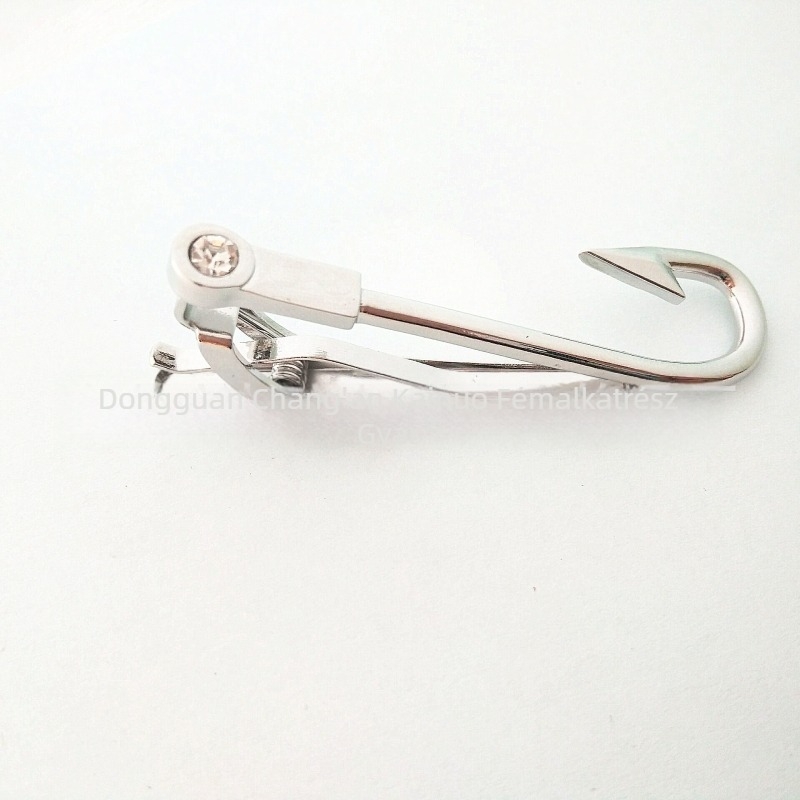 Horgos formájú nyakkendőkapocs, retro stílusú, gyémántokkal díszített, réz