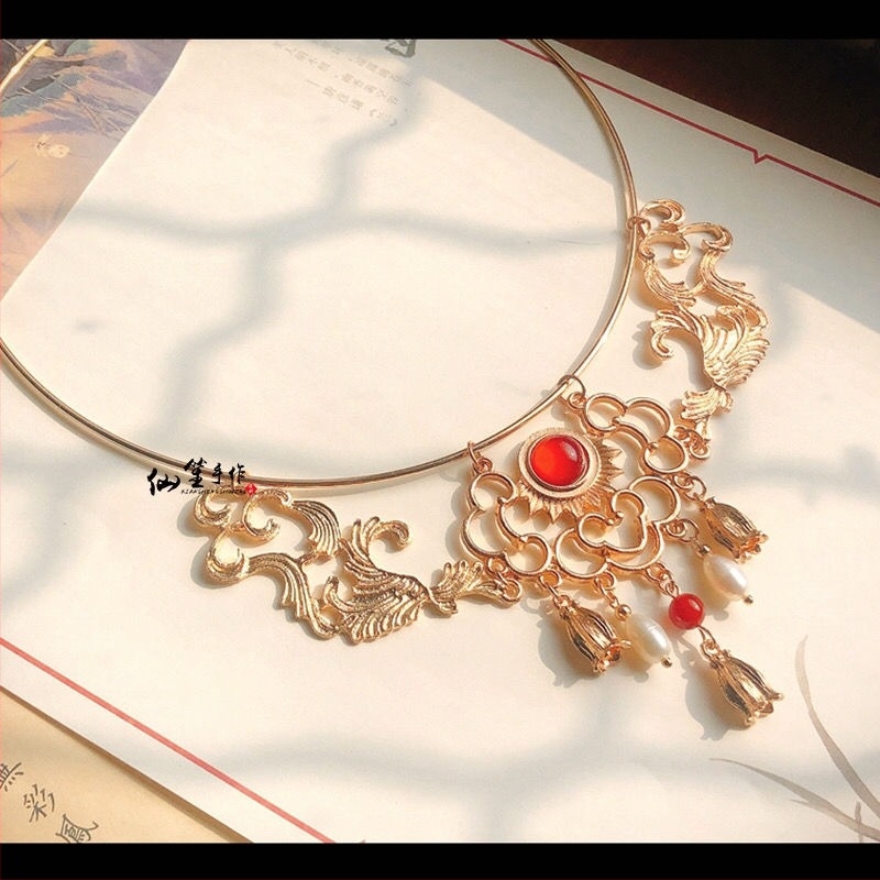 Choker nyaklánc Hanfu-stílusban, tassel dísz és longevity lock medállal, kevert anyagokból