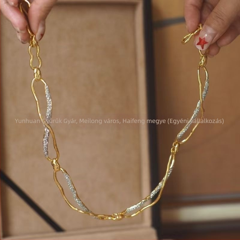 Fém nyaklánc U-alakú geometriai formával, kézzel készült lánccal, INS stílus, nyár 2025 kiadás (Anyag: fém; Forma: U-alakú geometria; Lánc: kézzel készült; Stílus: INS; Év/szezon: Nyár 2025)