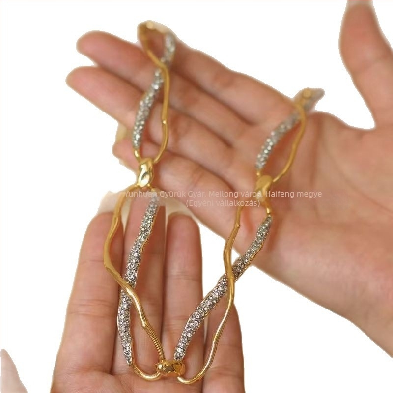 Fém nyaklánc U-alakú geometriai formával, kézzel készült lánccal, INS stílus, nyár 2025 kiadás (Anyag: fém; Forma: U-alakú geometria; Lánc: kézzel készült; Stílus: INS; Év/szezon: Nyár 2025)