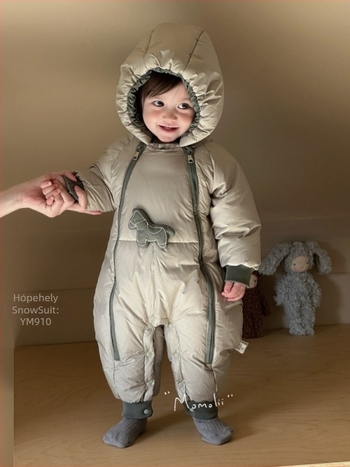 Koreai stílusú bébi down jumpsuit, 86–90% ludpehely töltettel, uniszex, levehető kapucnival, téli külső ruházat