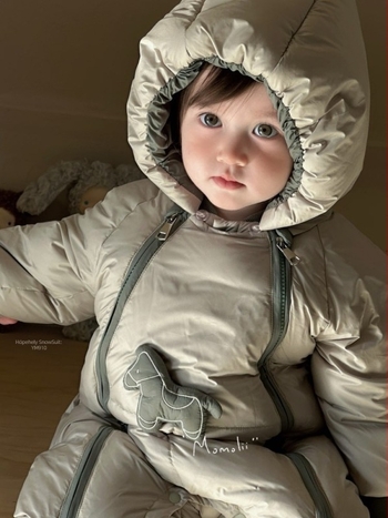 Koreai stílusú bébi down jumpsuit, 86–90% ludpehely töltettel, uniszex, levehető kapucnival, téli külső ruházat