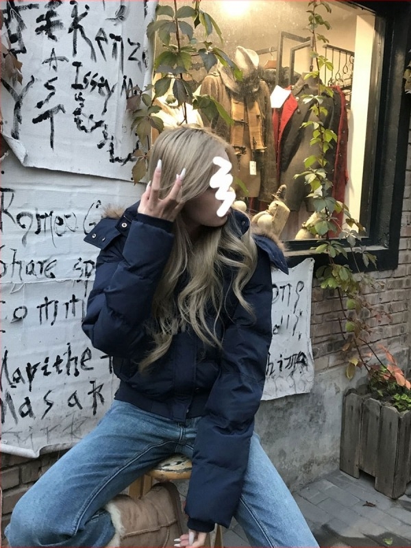 Női rövid pamut-párnázott kabát levehető szőrme gallérral, kapucnival, cipzárral, 40–50 cm hosszú, 2025 tél