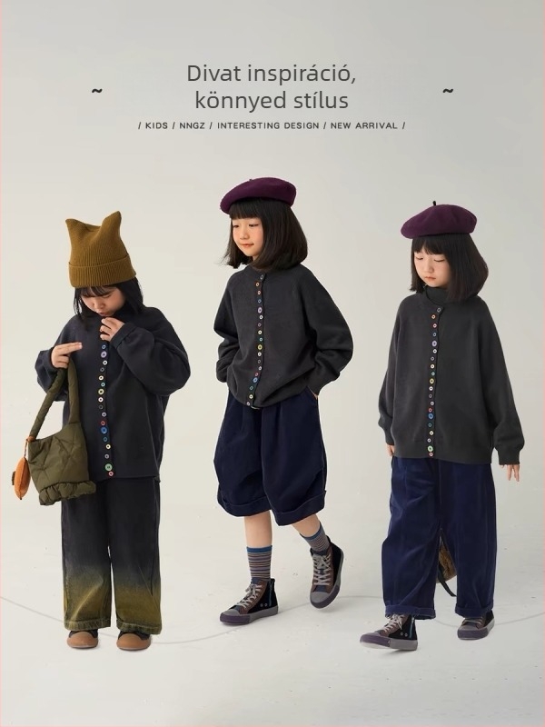 Kislányok számára tervezett kötött kardigán, koreai modell, hosszú ujjú, kerek nyak, egysoros gombolás, velúr fonal, akril keverék, ősz 2024