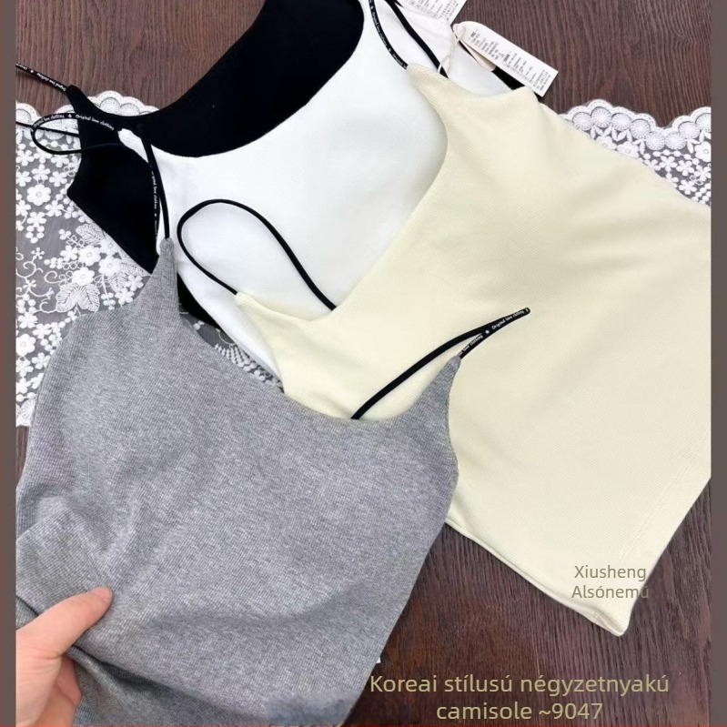 Kocka nyakú kamiszol pamut anyagból, közepes tömegű (181–200 g/m²), 2025 tavaszán debütál