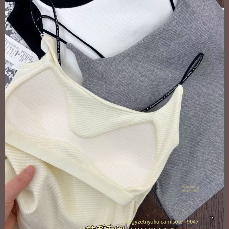 Kocka nyakú kamiszol pamut anyagból, közepes tömegű (181–200 g/m²), 2025 tavaszán debütál