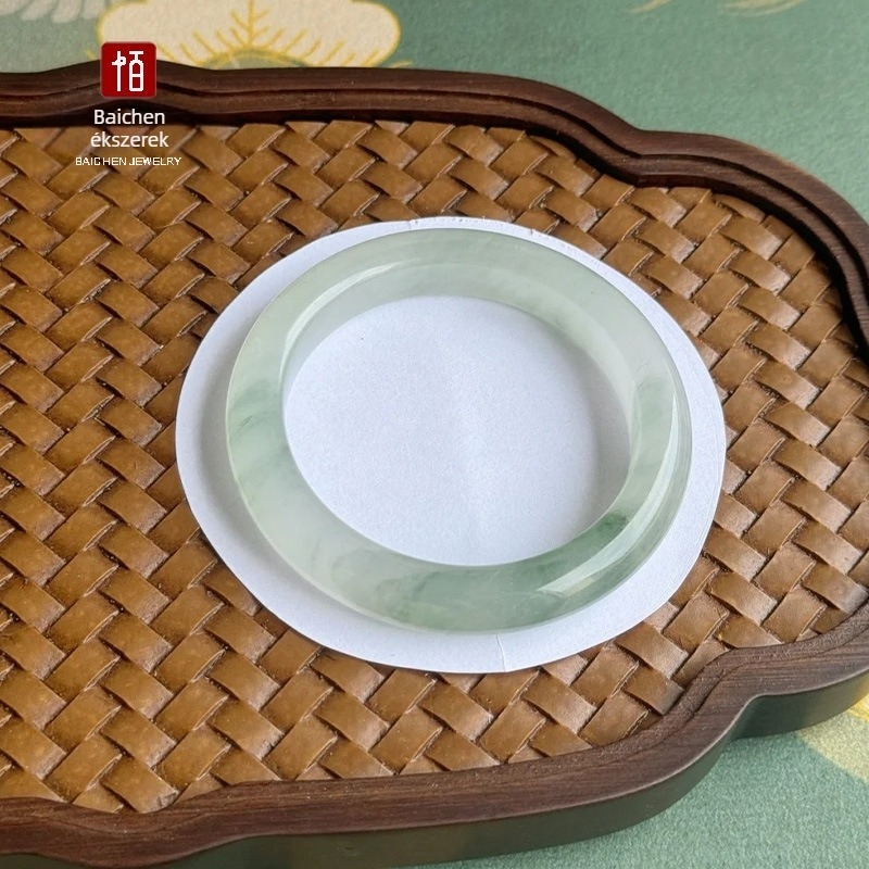 Cui jade lapos szalagú karkötő aranyszínű fonallal
