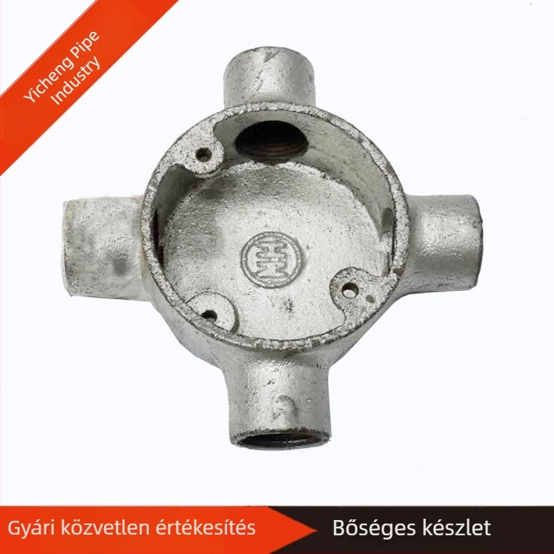Kerek négynyílású fém elosztódoboz, alacsony profilú vasöntvény testtel és csőcsatlakozókkal, egyenes átvezetés
