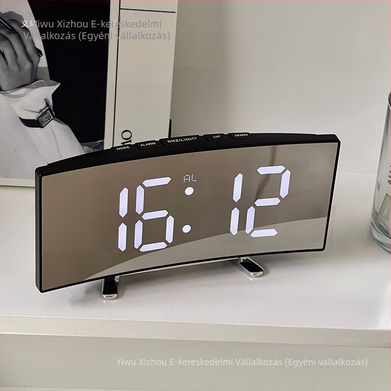 Asztali ébresztőóra szundi funkcióval, külső tápegységgel, műanyag tokkal és számlappal, egyszerű és modern dizájn.