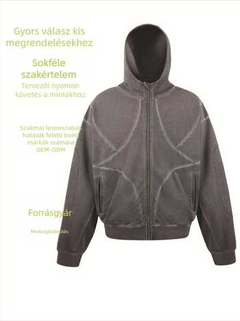 Kapucnis cipzáros pulóver betűs mintával és patch zsebbel, laza szabású