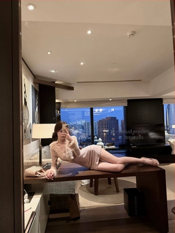 Kötött ruha patchwork stílussal, mély V-nyakú, hosszú ujjú, középmagas derék