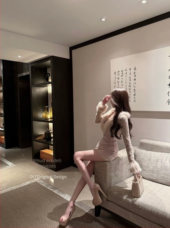 Kötött ruha patchwork stílussal, mély V-nyakú, hosszú ujjú, középmagas derék