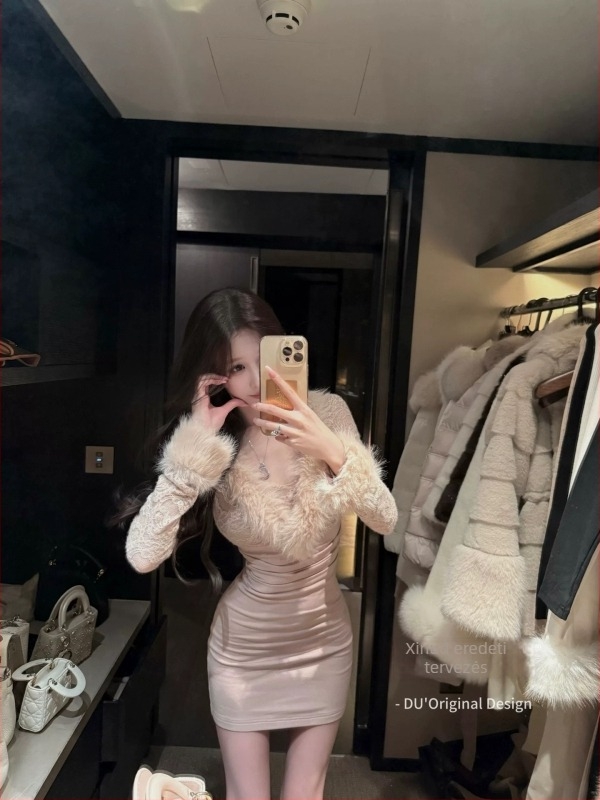 Kötött ruha patchwork stílussal, mély V-nyakú, hosszú ujjú, középmagas derék