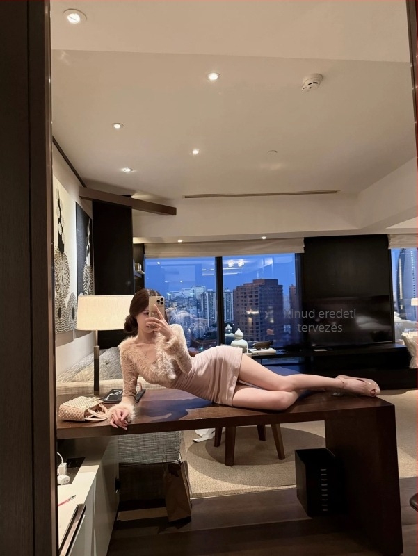 Kötött ruha patchwork stílussal, mély V-nyakú, hosszú ujjú, középmagas derék