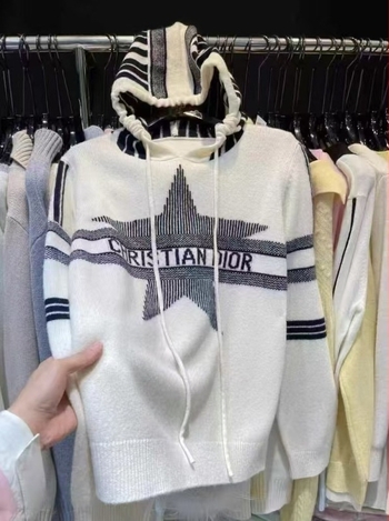 Kapucnis akril kötött pulóver jacquard csillag mintával, közepes vastagságú, hosszú ujjú, szabályos szabás