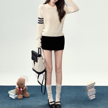 Gyapjúkeverékes pulóver polo gallérral, kábelkötéses textúrával, hosszú ujjú