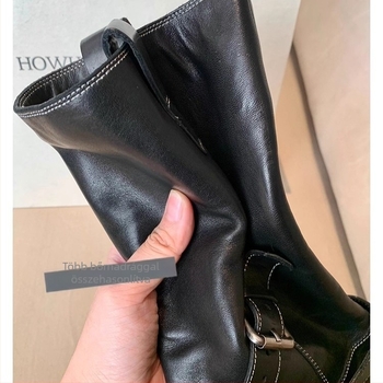 Lovaglócsizma, valódi bőr, két rétegű marhabőr, kerek orr, középmagas szár, 3–5 cm-es sarok, csatos zárás