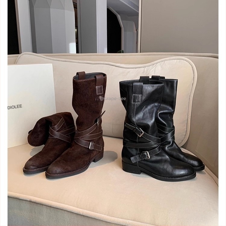 Lovaglócsizma, valódi bőr, két rétegű marhabőr, kerek orr, középmagas szár, 3–5 cm-es sarok, csatos zárás