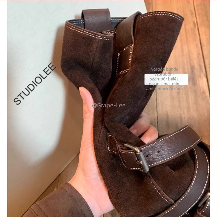 Lovaglócsizma, valódi bőr, két rétegű marhabőr, kerek orr, középmagas szár, 3–5 cm-es sarok, csatos zárás