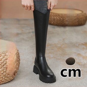 Női lovagcsizmák, magas szárú, felső rész: első réteg szarvasmarha bőrből, belső: műszőrme rövid, talpbetét: mikro szálas bőr, talp: gumi, zárás: hátul cipzár, téli, egyszínű