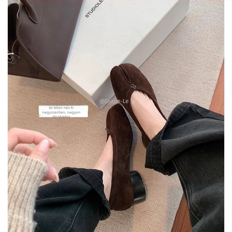 Női kerek orrú balerina cipő, vastag sarokkal, felső rész tehénbőr, 3–6 cm sarokmagasság, csattos zárás, bélés juhbőr