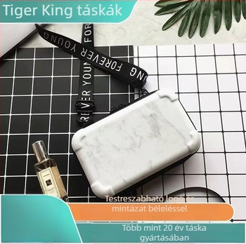 Keresztpántos kozmetikai táska virágos mintával, ABS+PC, poliészter bélés - Tiger Overlord