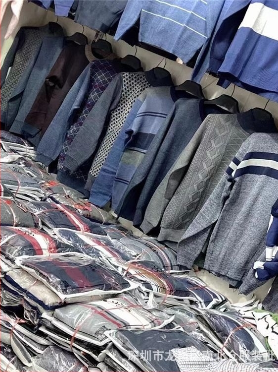 Férfi vastag kötött kardigán patchzsebekkel - kerek nyak, hosszú ujjú, téli szezon, normál szabás, egyenes szegély