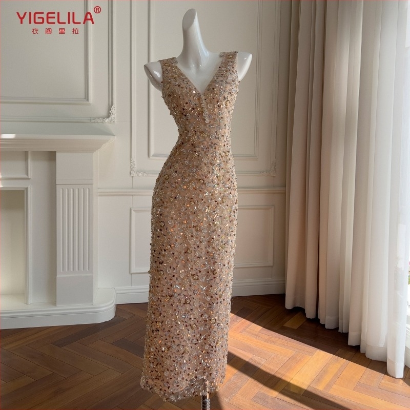 Csillogó hímzett ruha, V-nyakú, A-vonalú hosszú ruha, magas derékkal, poliészter, cipzár