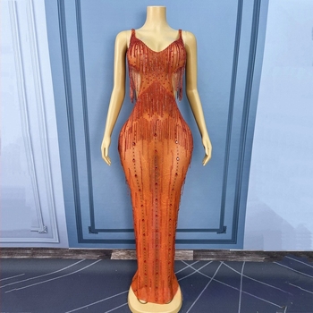 Estélyi ruha spagetti pántokkal, karcsú szabás, kristályos díszítés, magas derék