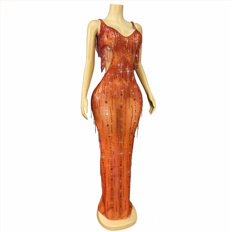 Estélyi ruha spagetti pántokkal, karcsú szabás, kristályos díszítés, magas derék