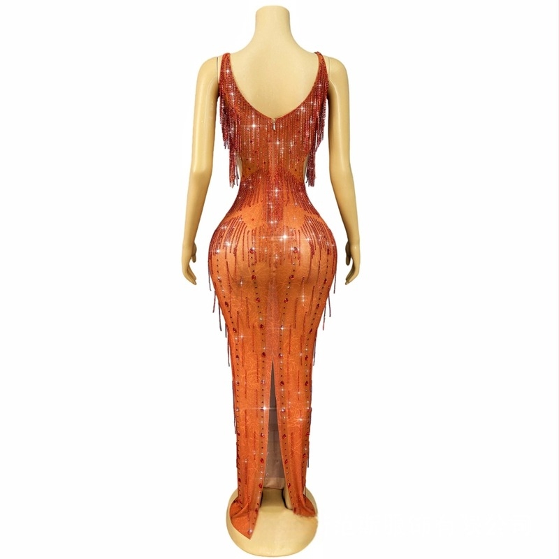 Estélyi ruha spagetti pántokkal, karcsú szabás, kristályos díszítés, magas derék