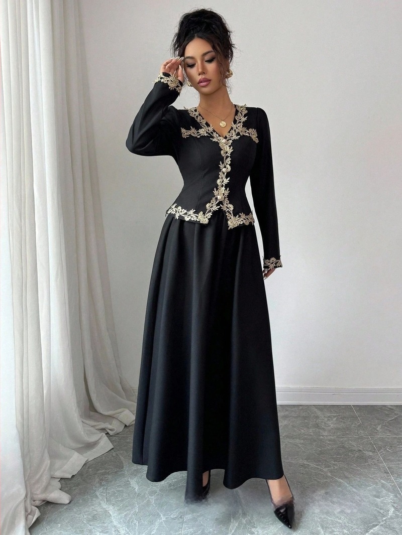 Két darabos kosztüm szoknyával, egyszínű minta, szőtt poliészter, hosszú szoknya, hosszú ujjú, nyár 2025