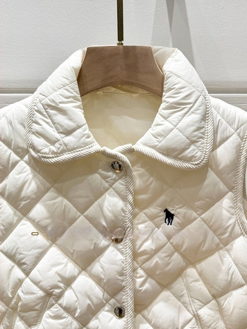 Mellény elegáns ingázó stílusban, nylon anyagú, poliészter töltet, gallér, egyrészes gombolás, egyszínű minta