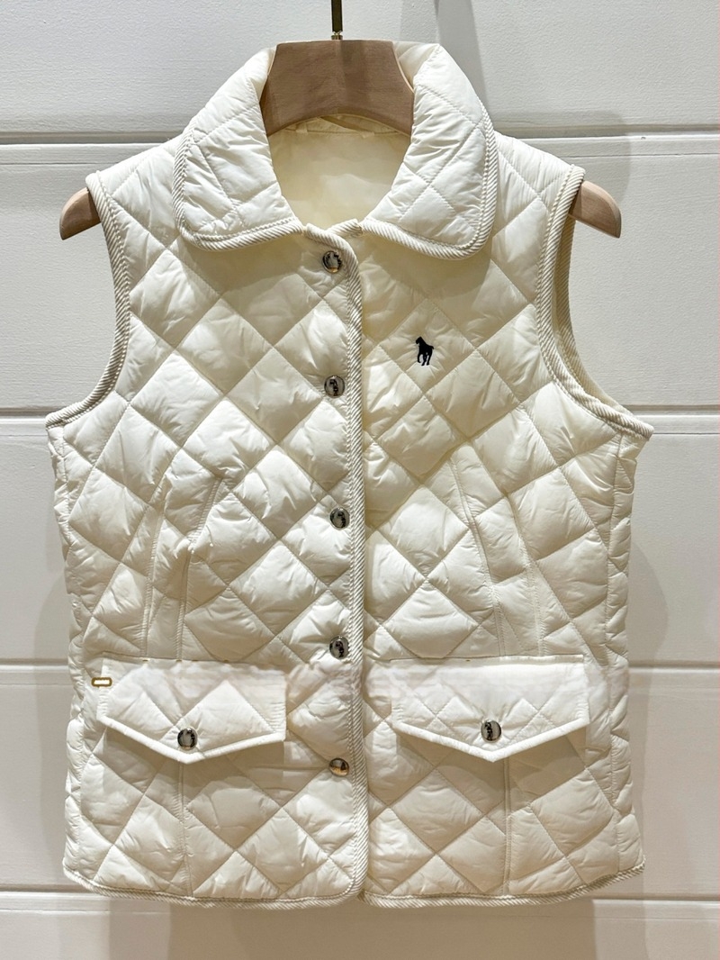 Mellény elegáns ingázó stílusban, nylon anyagú, poliészter töltet, gallér, egyrészes gombolás, egyszínű minta