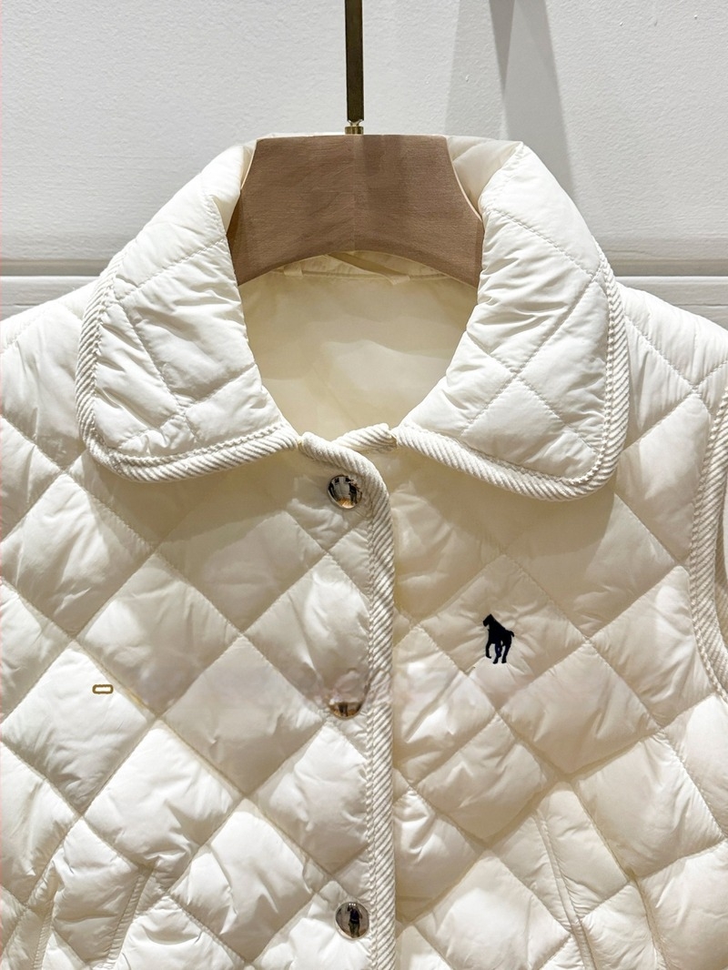 Mellény elegáns ingázó stílusban, nylon anyagú, poliészter töltet, gallér, egyrészes gombolás, egyszínű minta