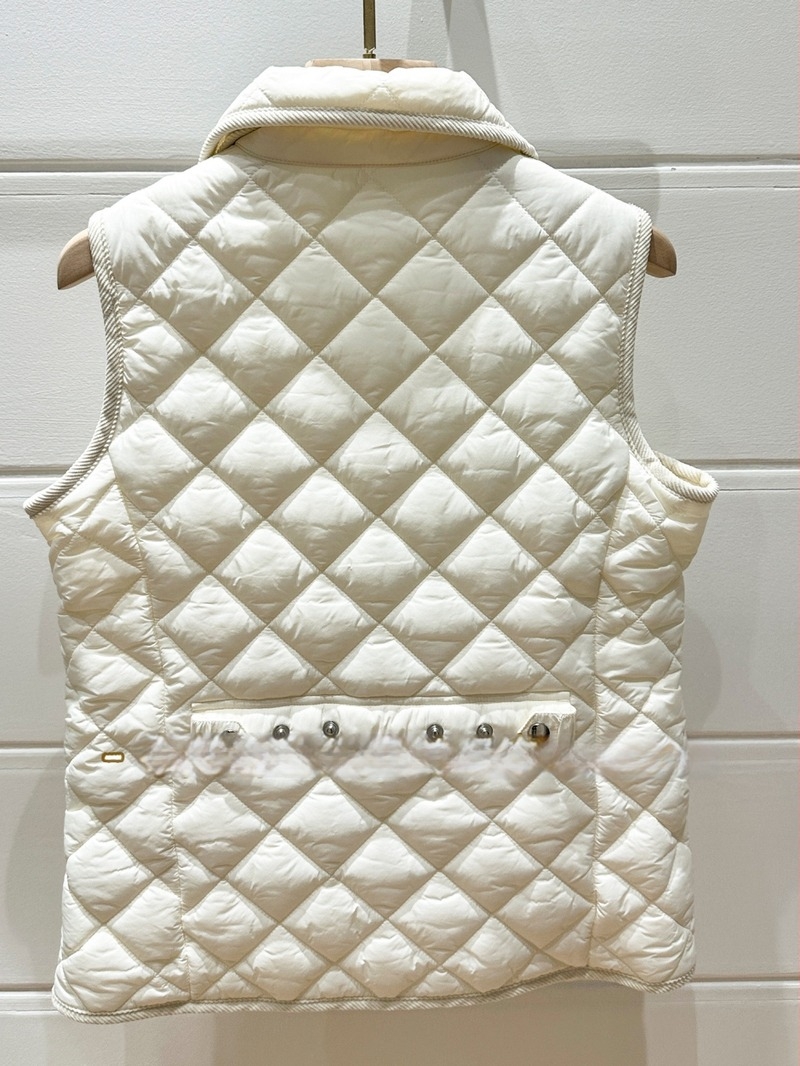 Mellény elegáns ingázó stílusban, nylon anyagú, poliészter töltet, gallér, egyrészes gombolás, egyszínű minta