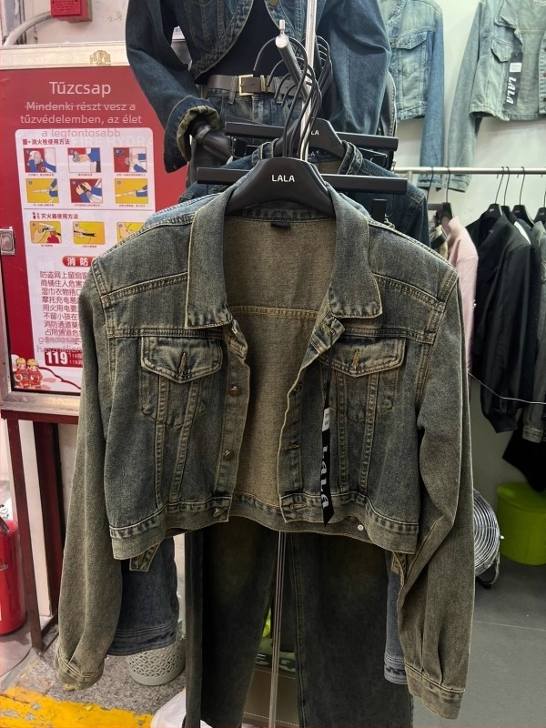 Női denim kabát, denim minta, Polo gallér, egy soros gombolás, rövid fazon